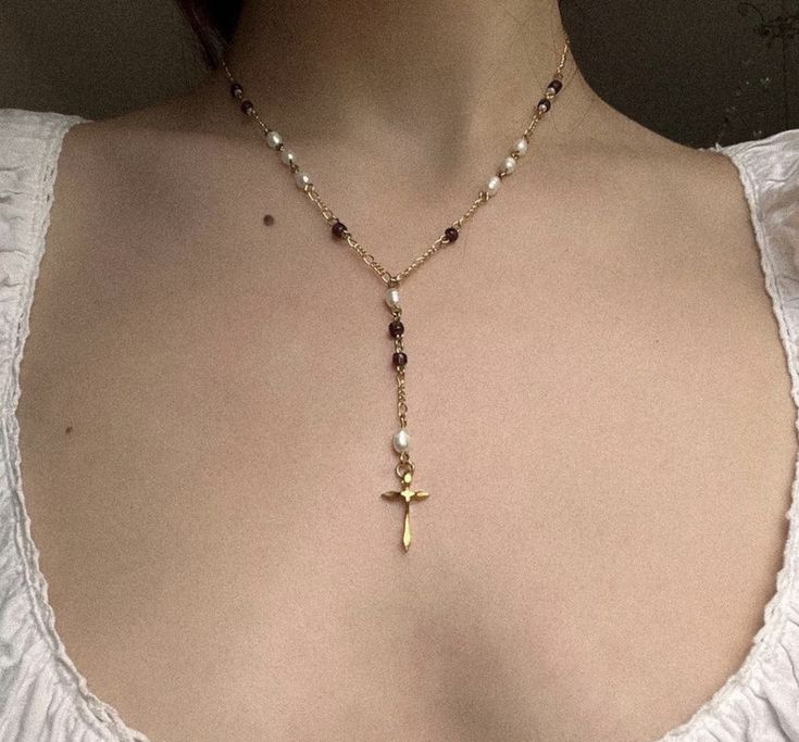 Rosary Style Necklace, Catholic Necklace, Necklace Outfit, Christian Necklace, Catholic Jewelry, Rosary Necklace, Jewelry Accessories Ideas, Dope Jewelry, Looks Street Style