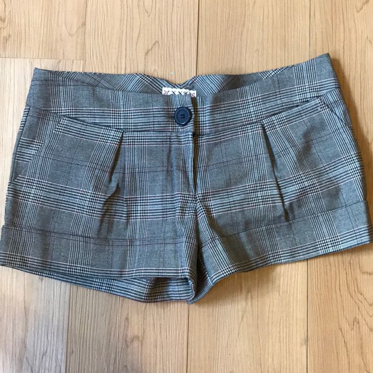 Nwot . Plaid Trouser Shorts. From Forever 21 Size M. Smoke Free Home. Forever 21 High-waisted Shorts, Chic Fitted Shorts By Forever 21, Forever 21 Short Bottoms For Day Out, Forever 21 Shorts For Day Out, Forever 21 Fitted High-waisted Shorts, Fitted Forever 21 Shorts, Chic Forever 21 Short Bottoms, Chic Forever 21 Shorts, Forever 21 Shorts With Pockets