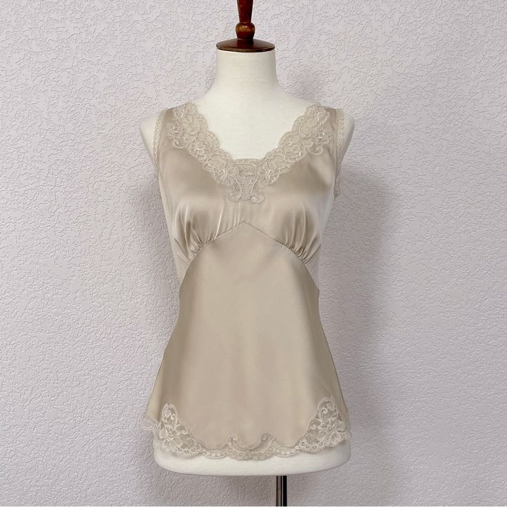 Nwt Ann Taylor Champagne Tan Color V-Neck Pleated Lace Trim Silk Tank Sz 2. Tank Is Lingerie Style And Features Gorgeous Lace Trim, V-Neck Front, Empire Styling And Back, Pullover Styling. Very Chic And On Trend! 92% Silk, 8% Spandex Elegant Cami Blouse With Lace Trim, Spring Silk Tank Top With Lace Trim, Elegant Beige Cami Intimate, Elegant Beige Tops With Built-in Bra, Elegant Beige Tank Top With Lace Trim, Elegant Beige Cami Top, Elegant Beige Top With Built-in Bra, Elegant Beige Camisole With Built-in Bra, Fitted Lace V-neck Top With Built-in Bra