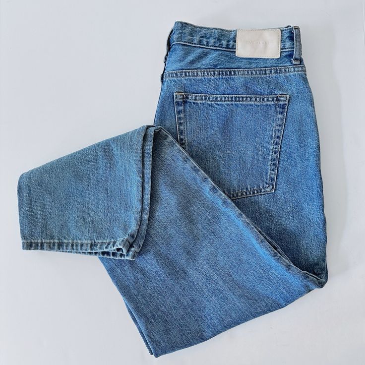 "High-waisted straight fit cropped ankle jeans with a booty boosting fit. Made by Everlane 100% Cotton Size: 31 Regular Measurements are taken lying flat. Waist: 17\" Hip: 21.5\" Rise: 12\" Inseam: 28\": Length: 39.5\" Please note: All sales are final and sold \"as is\".  You are purchasing a preloved item.  You will receive the exact piece that is pictured.  I will always try to mention all flaws as I see them." Classic Straight Leg Cropped Jeans With Frayed Hem, Classic High Waist Cropped Denim Jeans, Trendy Blue Cropped Jeans With Straight Hem, Straight Fit Cropped Jeans With Rigid Denim, Straight Fit Rigid Denim Cropped Jeans, Classic Cropped Leg Jeans With Frayed Hem, Classic Jeans With Frayed Hem And Cropped Leg, Blue Straight Leg Cropped Jeans, High Rise Straight Fit Cropped Jeans