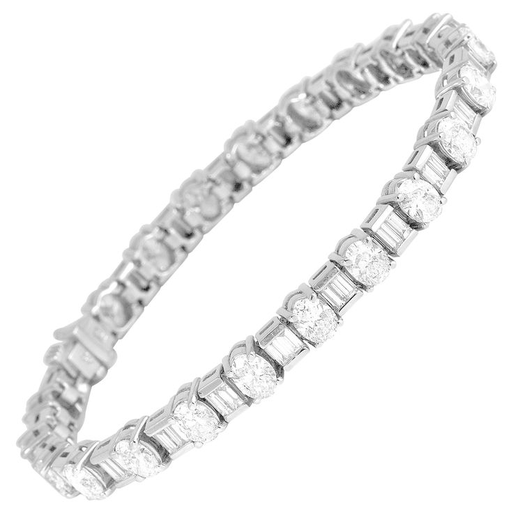 Behold, a tennis bracelet that transcends traditional elegance and offers a unique and captivating twist. This exquisite bracelet is a masterpiece of design and craftsmanship, featuring a captivating pattern that alternates between oval-cut diamonds and pairs of baguette diamonds. It's more than just a piece of jewelry; it's a testament to individuality and sophistication. The alternating pattern of oval-cut and baguette diamonds creates a mesmerizing visual rhythm. The oval-cut diamonds, with t Stunning Aesthetic, Noble Lady, Bracelet Tennis, Luxury Bracelet, Antique Bracelets, Diamond Jewelry Designs, Diamond Tennis Bracelet, Baguette Diamonds, Oval Cut Diamond