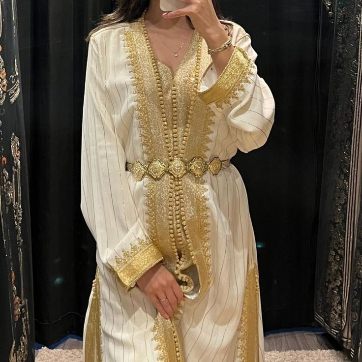 Moroccan caftan (2 pieces) refined and luxurious, the top is in off-white striped silk crepe and the bottom is in matte silk crepe, the top and bottom are worked with Mramma, aâkad, and decorated with pretty Moroccan embroidery. Made to order. Can be made in XS, S, M, L, XL, XXL, XXXL and 4XL (Please see our size guide in the images). Caftan length 1m62cm The belt is included (the model may be different). PRODUCTION TIME: 6-7 weeks. DELIVERY TIME: 2-5 days via FedEX You can wear this caftan on the day of Eid, Ramadan, during engagement ceremonies but also for all occasions such as signing the marriage certificate, evening or a small family event, to attend a baptism... 📸 PICTURES Listing photos are taken in natural light. Depending on your screen definition, colors may vary. ❌All photos o Moroccan Embroidery, Wedding Kaftan, Baptism Pictures, Nikah Dress, Arabic Dress, Eid Ramadan, Moroccan Kaftan, Moroccan Wedding, Engagement Ceremony