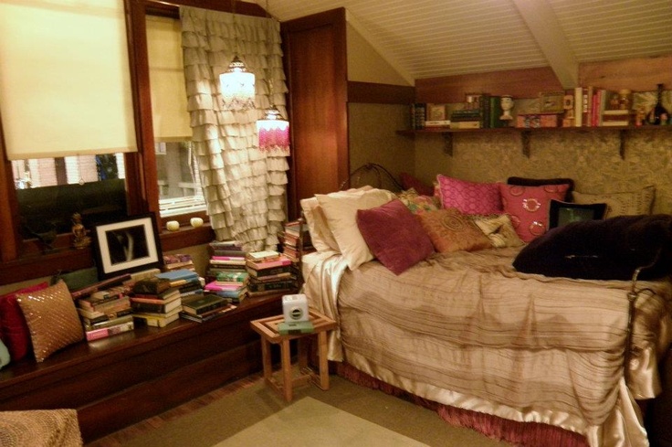 a bedroom with a bed, dresser and lamp in it's centerpieces