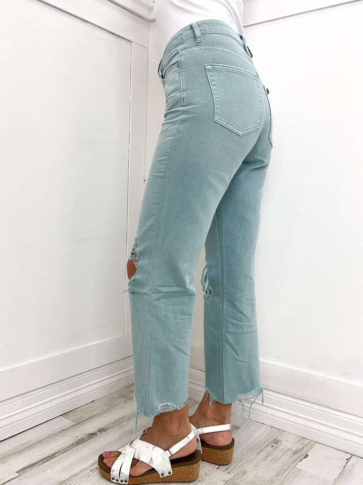 Get the ultimate '90s vintage vibe with these Vervet Super Fly cropped jeans! Made from non-stretch denim, they feature a high waist, relaxed legs, and a flare jean style for a retro look. The distressed details are a throwback to the grunge era, and the cropped length adds a modern twist. With a wide leg and an authentic rigid jeans texture, these vintage jeans are sure to turn heads. 100% cotton Distressed High Rise Cropped Jeans In Washed Blue, High Rise Washed Blue Distressed Cropped Jeans, High Rise Distressed Washed Blue Cropped Jeans, Fall Cropped Leg Flare Jeans In Denim Blue, Flare Cropped Jeans In Medium Wash For Fall, Spring Dark Wash Cropped Flare Jeans, Ripped Mid-rise Flare Jeans For Fall, Mid-rise Ripped Flare Jeans For Fall, Fall Straight Leg Cropped Jeans With Frayed Hem