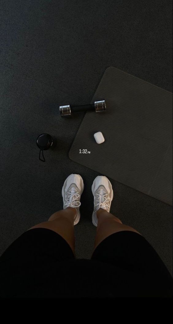 HOME GYM INSPO | HOME GYM MUST HAVES Fitness Studio Training, Poster Sport, Fitness Vision Board, Gym Aesthetic, Gym Photos, Cute Workout Outfits, Fitness Inspiration Body, Gym Inspiration, Workout Pictures