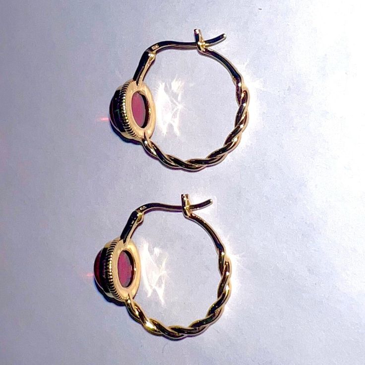 Ces boucles d'oreilles ornées comportent une belle boucle torsadée et une pierre cabochon ronde maintenue dans un cadre de lunette sculpté magnifiquement délicat. Ils sont basés sur un exemple romain datant du IIIe siècle après JC. Ces boucles d'oreilles sont disponibles avec les pierres suivantes utilisées par les Romains :grenat rouge, calcédoine aqua ou perle d'eau douce. Veuillez indiquer votre choix de pierre dans la section Instructions spéciales de cette page.
"Cassia"est la forme patrony Yellow Gold Teardrop Jewelry With Bezel Setting, Luxury Teardrop Cabochon Jewelry, Elegant Gold-plated Gemstone Hoop Earrings, Elegant Gemstone Hoop Earrings In Gold Plated, Formal Teardrop Bezel Set Jewelry, Elegant Adjustable Cabochon Jewelry, Luxury Gold Earrings With Bezel Setting, Brass Jewelry With Bezel Setting For Gift, Elegant Hallmarked Small Hoop Jewelry