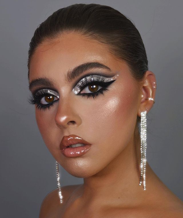 𝐆𝐫𝐞𝐭𝐚 𝐌𝐢𝐤𝐤𝐢 ✩ on Instagram: “Yeah So I know on my poll you all wanted creative makeup but this is what happened instead 🥴 we’ll try again tomorrow x Products…” Glitter Rockstar Makeup, Silver Drag Makeup, Freestyle Disco Dance Makeup, Silver Christmas Makeup, Prom Editorial, Greta Mikki, Makeup Ideas 2023, Comp Makeup, Drag Brunch