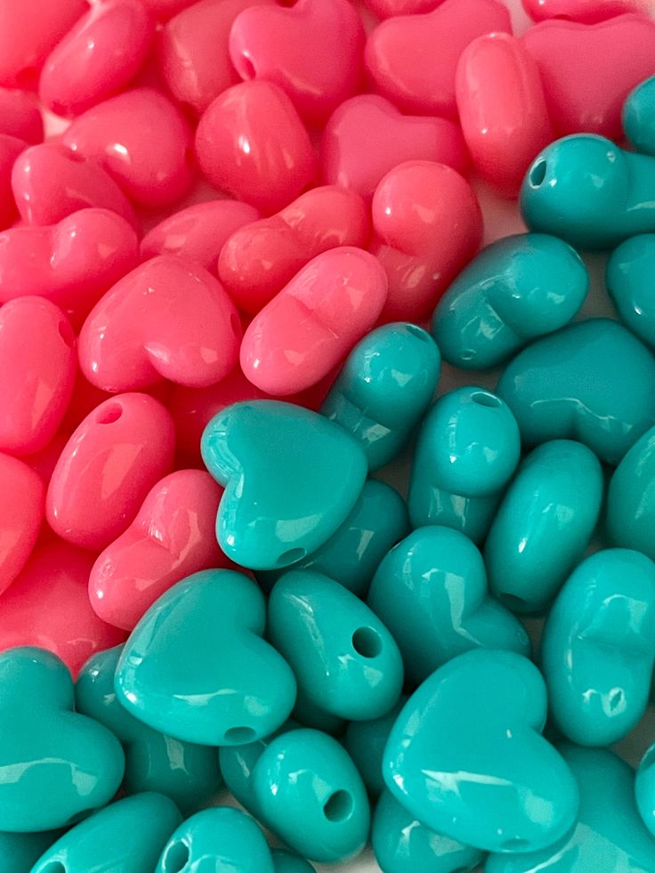 there are many different colors of beads on the table