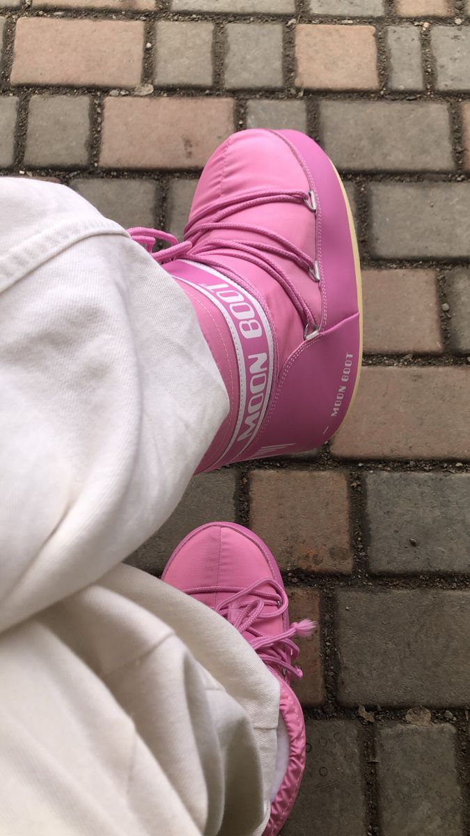 Elevate your winter style with the trendiest pink Moon Boots. Explore outfit inspiration that's both cozy and chic. Step out in style and conquer the cold with a pop of color! ❄️🎀 #WinterStyleInspo #Trendy #OutfitInspo #PinkMoonBoots Moon Boot Pink, Pink Baggy Outfit, Pink Moon Boots Outfit, Moon Boot Outfit, Frosty Aesthetic, Pink Moon Boots, Moon Boots Outfit, Ski Trip Aesthetic, Mix Baby Girl