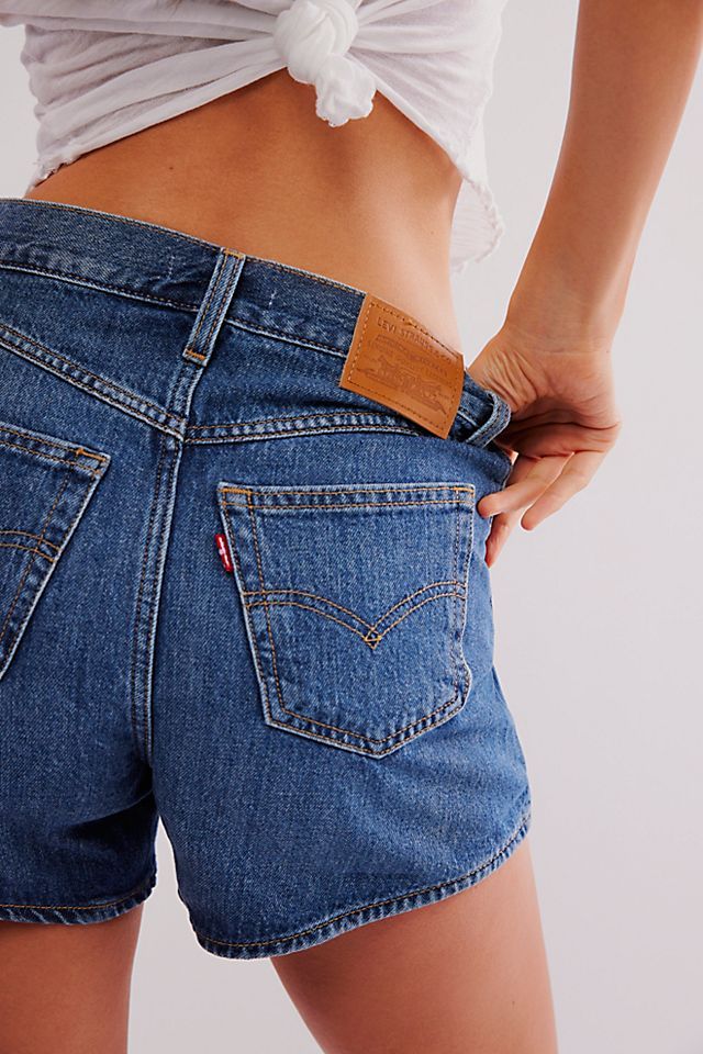 Jean Shorts Aesthetic, Summer Jean Shorts Outfit, Shorts Outfit Casual, Longer Shorts, Levi Mom Jeans, Mom Jean Shorts, Jean Short Outfits, High Waist Denim Shorts, Levi Jean Shorts