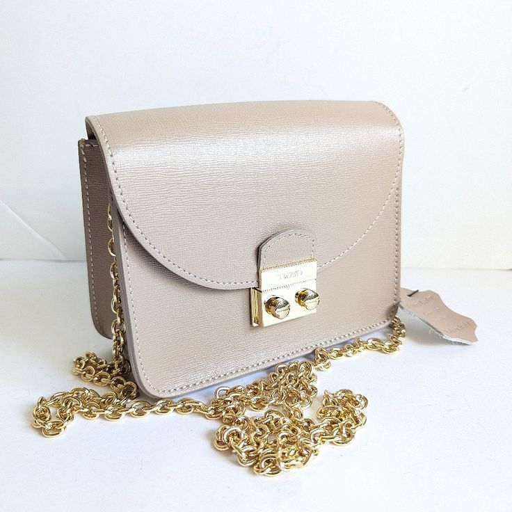 Lloyd Leather Front Flap Chain Strap Crossbody Shoulder Bag New Italy Beige Textured Leather. Gold Tone Push Clasp Closure. Made In Italy New With Tags! L 6 3/4" H 5.5" D 3" Chain Drop: 22" Carry As A Clutch, Just Hide The Chain Within The Bag As You Carry Chic Everyday Flap Bag With Branded Hardware, Leather Clutch Bag With Gold Chain, Leather Clutch With Gold Chain, Classic Clutch Satchel With Chain Strap, Crossbody Flap Bag With Gold-tone Hardware As Gift, Classic Bag With Chain Strap, Classic Bags With Chain Strap, Classic Bag With Chain Strap As Gift, Gold-tone Crossbody Flap Bag As Gift