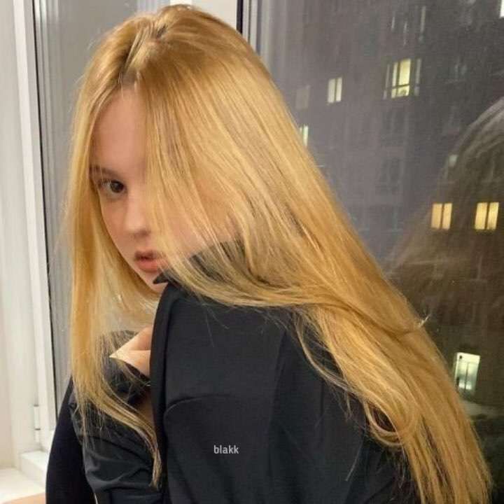 Brown Hair Dyed Blonde, Gifs Discord, Yellow Blonde Hair, Rachel Friends, Yellow Blonde, Honey Blonde Hair, Haircuts For Wavy Hair, Long Blonde Hair, Hair Inspo Color