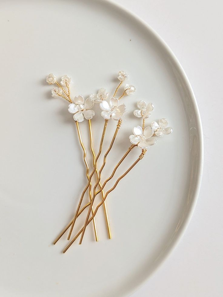 Add a touch of romance and sparkle to your wedding day with the perfect dainty bridal hair accessory. These exquisite floral hair pins are the ideal addition to any modern brides hairstyle - from boho chic to classic elegance. Let your hair accessories reflect the unique beauty of your love story on your special day. Sold as a set of 3 DETAILS: - Each item is made to order and delicately handcrafted - Flower Measures: 1 cm (1/2") - Branches Measure: 2.5 cm (1") - Metal hair pins (gold or silver) Bridal Hair With Accessories, Flower Wedding Hair Pieces, Brides Hairstyle, Bride Hair Flowers, Bridal Hair Clips, Flower Bride, Event Hair, Bride Hair Pins, Bride Hair Piece