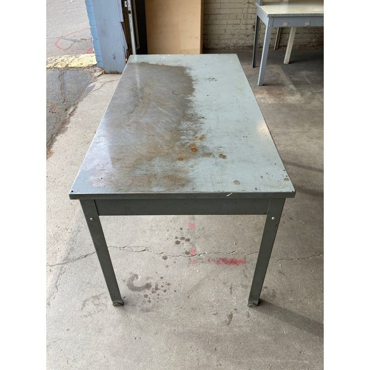 a table that is sitting on the ground