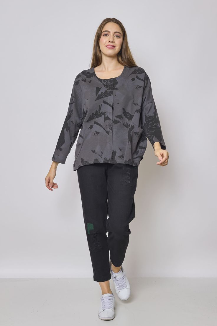 Description


Express your unique style with our eagle patterned cotton blouse. Bold eagle designs bring a touch of character to your outfit. Whether it's a night out with friends or a day at work, this versatile blouse is perfect for any occasion. Pair it with black pants and boots for an elegant and chic look. Let yourself be carried away by the majestic power of the eagle and assert your style with this eagle-patterned cotton blouse this fall-winter!
Composition & Care
100% cotton
Machine was Bold Eagle, Elegante Y Chic, Eagle Design, Cotton Blouse, Cotton Blouses, Exquisite Design, Fantasia, Black Pants, Carry On