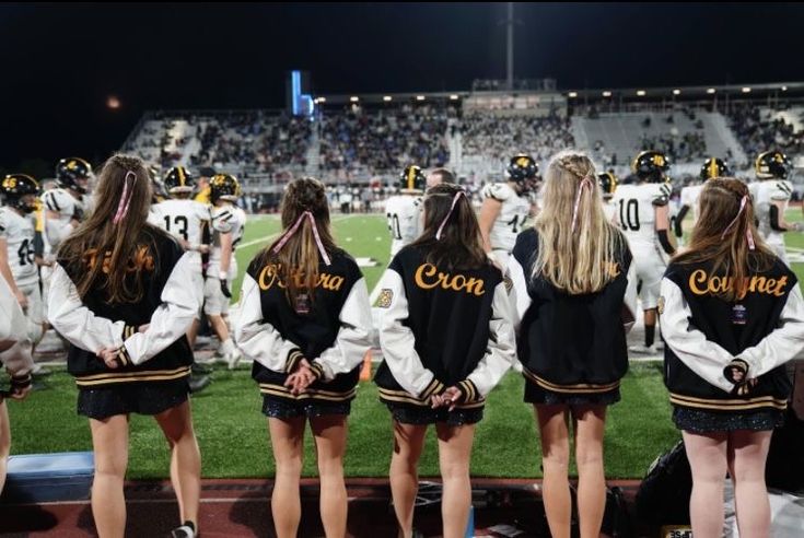 the cheerleaders are lined up for their team's football game