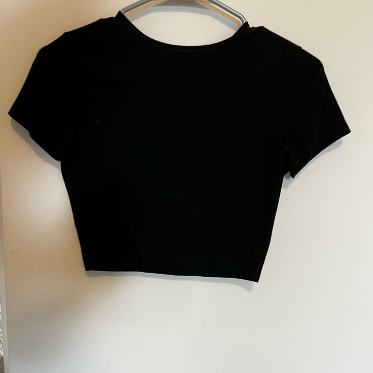 Wild Fable Crop Tee Size Small Never Worn Black Cropped Short Sleeve Top For Summer, Basic Black Cropped T-shirt For Spring, Casual Black Cropped Short Sleeve Top, Black Fitted Crop Top T-shirt, Black Short Sleeve Casual Crop Top, Trendy Black Cotton Short Sleeve Top, Black Stretch Cotton Short Sleeve Top, Black Casual Short Sleeve Crop Top, Black Stretch Cropped T-shirt