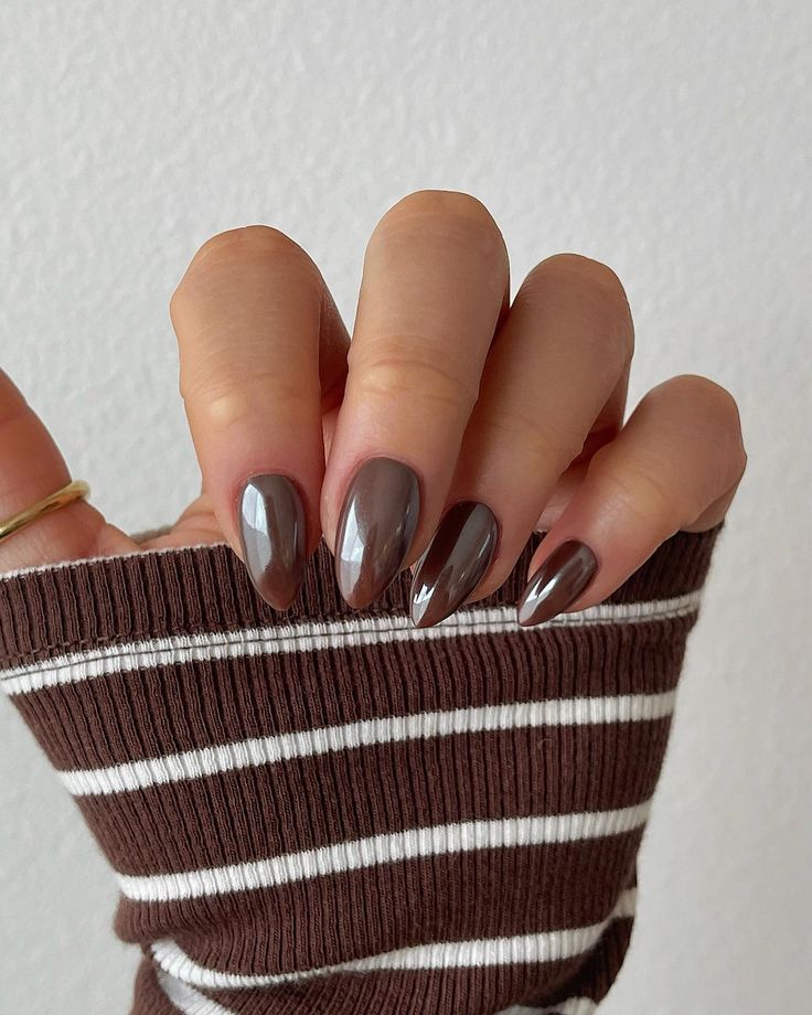 Posted by Zoe Scott: Are you ready to combine the sweetness of desserts with the flair of nail art? Welcome to the world of Chocolate Glazed Donut Nails, a trend that's al... Chocolate Chrome French Tip Nails, Call Brown Nails, Chocolate Brown Glazed Donut Nails, Dnd Glazed Donut Nails, Fall 24 Nail Trends, Glazed Donut Nail Ideas, Autumn Glazed Donut Nails, Nails Chocolate Glazed, Fall Season Nails Design