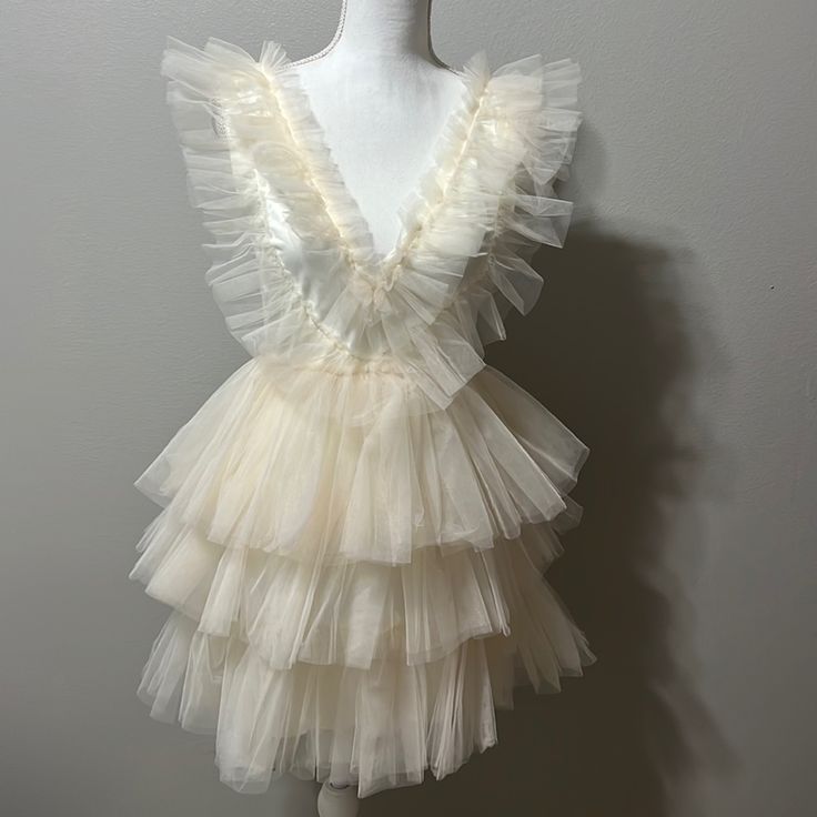 Mable Ivory Tiered Ruffle Party Dress. Size Medium. New With Tags Pale Pink Dress, Navy Blue Floral Dress, Green Bodycon Dress, Sequin Sheath Dress, Black Lace Mini Dress, Ruffle Bell Sleeve, Long Sleeve Cocktail Dress, Jovani Dresses, Black Velvet Dress