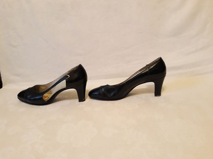 "Vtg black leather women`s pumps. Switherland Bally Suisse shoes. Pointy toes elegant stiletto heels footwear. Size 5 UK. Dress ladies retro pumps. Swiss european shoes. Brand: Bally Suisse condition: shabby vintage condition. On the toes, heels and leather surface are some scratches. Inside missing the left shoe brown leather pad.Look at the photos, please. Heels height 6,8 cm / 2.7\" in Outsole length- 26 cm / 10.1\" in labeled size: EU 38 1/2 US 7.5 UK 5 (on the bottom sole)" Open Toe Court Shoes With 4-inch Heel For Office, Retro Round Toe Evening Heels, Retro Round Toe Heels For Evening, Vintage High Heel Court Shoes For Spring, Evening Kitten Heels With Leather Sole And Round Toe, Evening Kitten Heels With Round Toe And Leather Sole, Classic Open Heel Heels For Galas, Formal Open Toe Court Shoes With Sculpted Heel, Classic Evening Heels With Round Toe