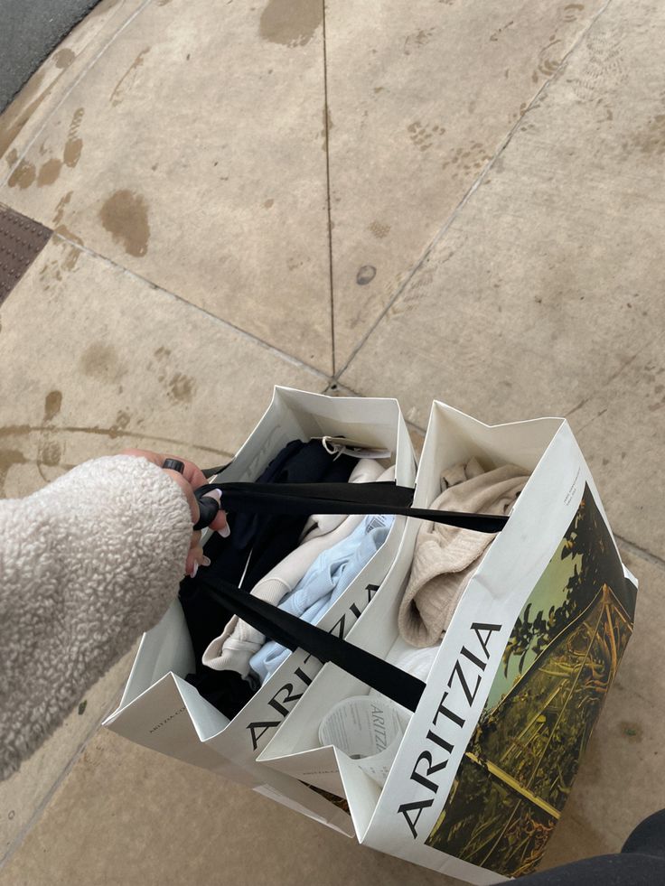 Aritzia Shopping Bag Aesthetic, Aritzia Shopping Bag, Aritzia Bag Aesthetic, Personal Shopper Aesthetic, Aritzia Outfit Aesthetic, Aritzia Aesthetic Outfits, Vision Board Shopping, Shopping Aesthetic Bags, Shopping Spree Aesthetic