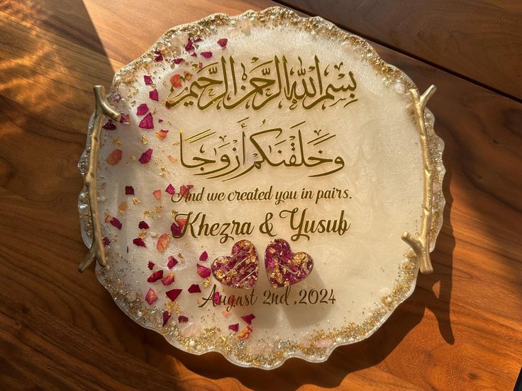 a wedding cake is decorated with flowers and the words are written in two different languages