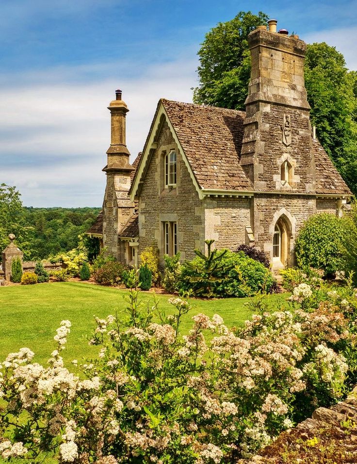 Cottage in the village of Miserden, Gloucestershire. Cottages England, Small House Inspiration, Ireland Cottage, British Cottage, English Country Cottages, Cute Cottages, England Countryside, Fairytale House, European Cottage