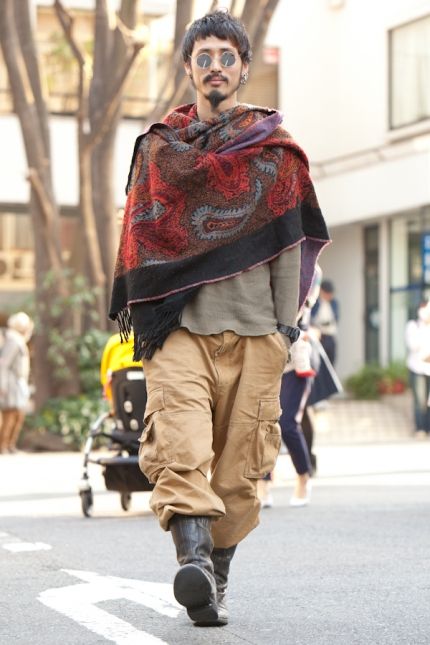 . Shawl Street Style, Men Scarves Fashion, Artistic Style Men, Nomad Fashion Men, New Age Fashion, Gypsycore Fashion Men, Creative Mens Fashion, Artist Outfit Men, Men In Boots