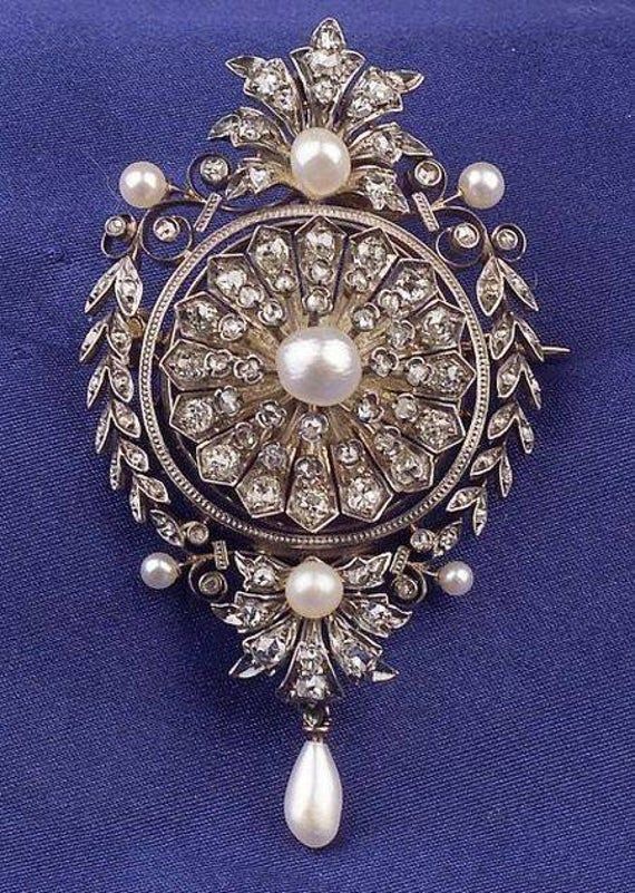 Handmade Item Recycling: No Brooch weight: 18.590 Grams Brooch Length: 2.50 Inches Brooch Width: 1.50 Inches Gemstones: Natural Rose cut diamonds & Pearls Diamond weight: 7.56 Carats Diamond shape: Round Diamond colure: Light Tinted Brown Pearls weight: 28.32 Carats Pearls: Lab Created Material: Silver Silver purity: 925 Brooch Finished: Antique & Gold Classic White Diamond Brooches, Ornate Diamond Brooch For Formal Wear, Ornate Diamond Brooch For Formal Occasions, Ornate Diamond Brooches For Formal Occasions, Victorian White Gold Pendant Brooches, Ornate Diamond Brooch With Intricate Design, Ornate Diamond Brooch For Anniversary, Ornate Diamond Brooches With Intricate Design, Ornate Diamond Brooches For Anniversary