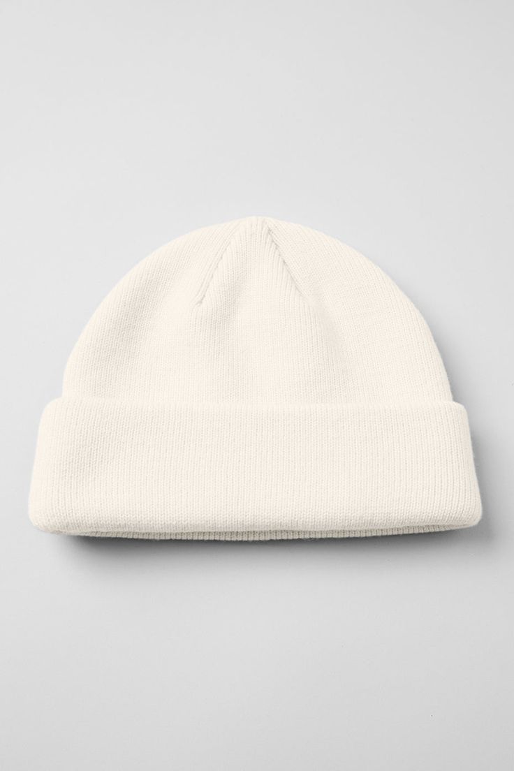 Sometimes a good beanie is your best hair day. Especially if you have this one in your collection—the ribbed fabric is warm and cozy, and the Alo logo is unmistakably cool. Wear it to finish off all your favorite street and lounge looks. Lounge Looks, Good Hair Day, Back Women, Alo Yoga, Knit Set, Best Hair, Ribbed Fabric, Hair Day, Wear It