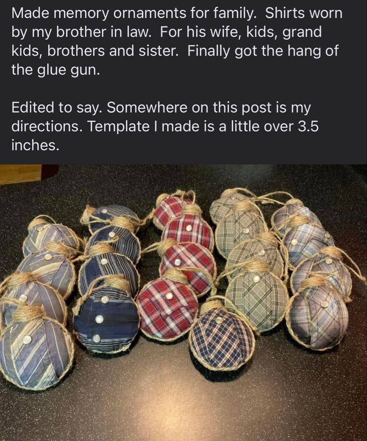 a bunch of small baskets sitting on top of a table