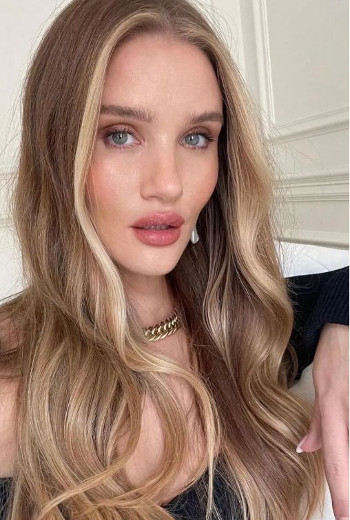 Rosie Huntington Hair, Rosie Huntington Whiteley Hair, Rose Inc, Blonde Hair Inspiration, Huntington Whiteley, Hair Skin Nails, Rosie Huntington Whiteley, Trending Haircuts, Dark Blonde