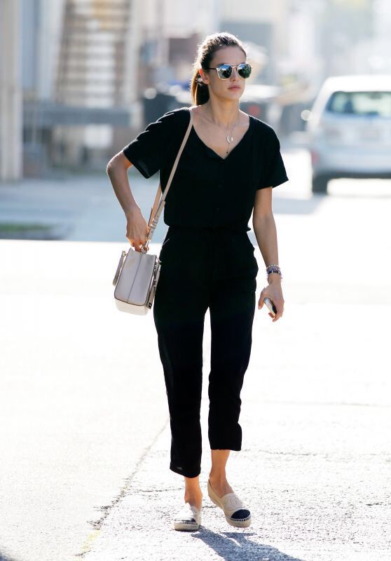 Casual Chanel Espadrilles Outfit, Alpargatas Outfit, Casual Black Jumpsuit, Espadrilles Chanel, Espadrilles Outfit, Nude Espadrilles, Stylish Street Style, Chanel Espadrilles, Jessica Biel