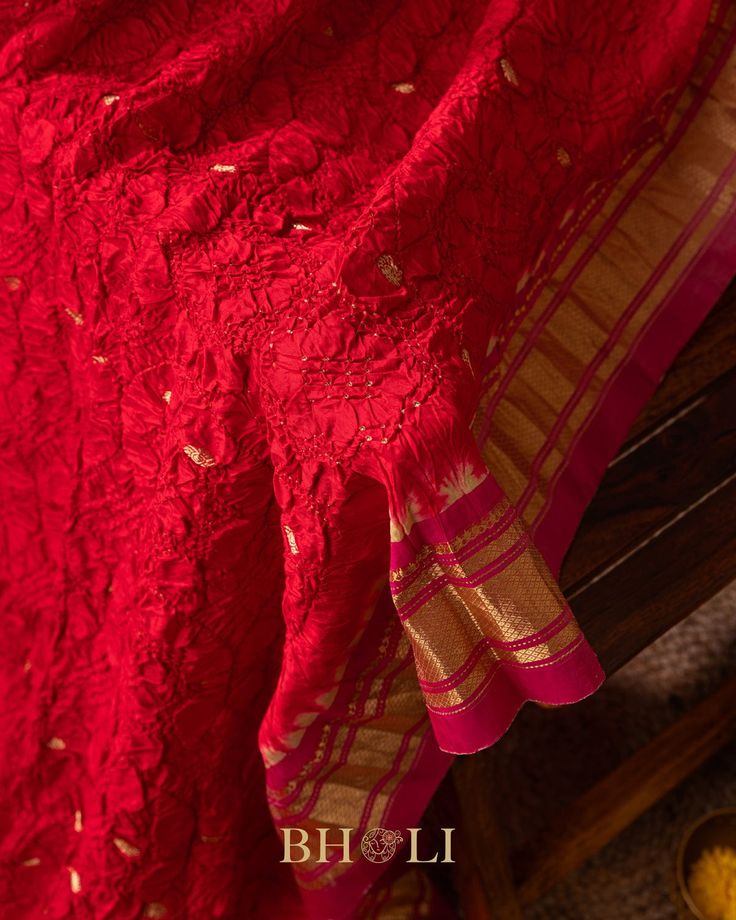 Discover true luxury with our Handtied bandhini Authentic Pure Silk handwoven narali kath Yeola Paithani. Each piece is meticulously crafted with the finest materials, exuding elegance and refinement. Elevate your wardrobe with this exquisite combination of traditional techniques and modern design. Luxury Resham Embroidered Paithani Silk Fabric, Luxury Paithani Silk Handloom Dupatta, Paithani Saree Traditional Look, Yeola Paithani, Saree Inspiration, Best Indian Wedding Dresses, Bridal Anklet, Modern India, Paithani Saree