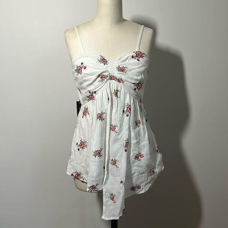 This Is A Beautiful 100% Cotton Tank By Boutique Brand Doe & Rae. It Features Cute Red And Pink Embroidered Flowers With Greenery. Smocked Back For Ease Of Fitting Many Different Sized Busts. Fully Lined. Adjustable Straps Brand New With Tags Marked Size Small Bust: 16” Flat Unstretched Length:26” (Can Be Adjusted) ? Leave A Comment Below! Holiday Sleeveless Cotton Top, Summer Floral Print Top With Sweetheart Neckline, Summer Floral Print Tops With Sweetheart Neckline, Sleeveless Tops For Spring Holiday, Feminine White Tops With Sweetheart Neckline, Spring Cotton Tops With Sweetheart Neckline, Cute Holiday Tops For Spring, Cute Tops For Spring Holiday, Cute Spring Holiday Tops