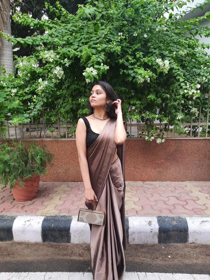 Black Saree For Freshers Party, Satin Saree Outfit Ideas, Saree Styles For Graduation Ceremony, Satin Saree Styling Ideas, Simple Party Saree, Blouse Ideas For Satin Saree, Freshers Party Saree Outfit, Saree For Freshers Day, Ferwell Saree Look