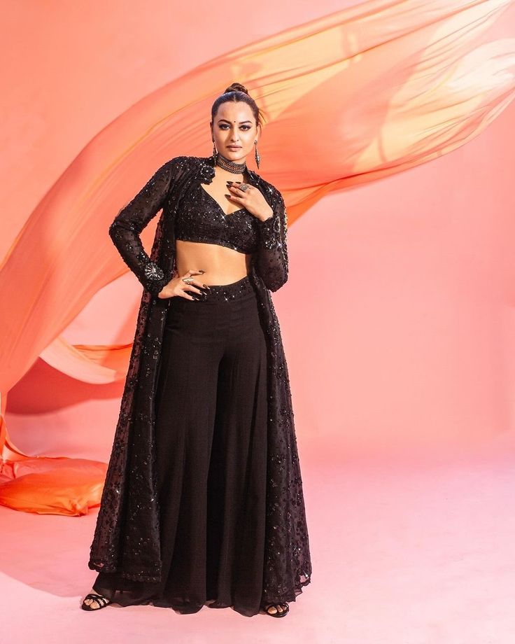 Indo Western Black Outfit, Sonakshi Sinha Dresses, Sonakshi Sinha Indian Outfit, Western Wedding Outfits, Party Outfit Wedding, Sangeet Dress, Evening Party Outfit, Designer Dresses Elegant, Kurti Pattern