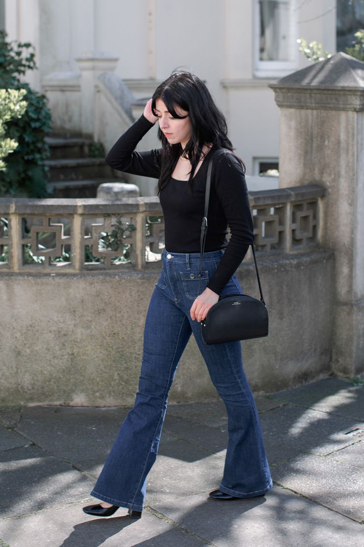 Outfit Ideas With Jeans And Heels, Flared Jeans Heels Outfit, Boot Flare Jeans Outfits, Flare Jeans Heels Outfit, Flare Jeans With Heels Outfits, Heels With Flare Jeans, Flared Jeans With Heels, Boot Leg Pants Outfits, How To Style Black Heels