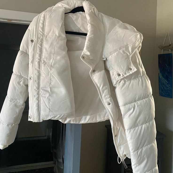 White Jacket For Winter. New, Never Worn! Trendy Winter White Cold Weather Outerwear, Trendy Winter White Outerwear For Cold Weather, Fall Snow Outerwear With Long Sleeves, Long Sleeve Outerwear For Snow In Fall, Trendy White Puffer Jacket With Pockets, Trendy White Winter Outerwear, Trendy White Puffer Jacket With Long Sleeves, White Long Sleeve Outerwear For Snow, Casual Outerwear For Snow In Fall