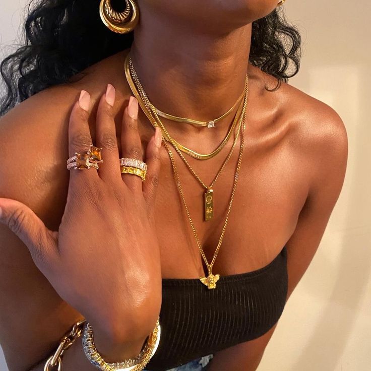 Miiriya on Twitter: "https://t.co/uH2NSujsQu… " Glamouröse Outfits, Gold Girl, Black Femininity, Gold Aesthetic, Dope Jewelry, Stacked Jewelry, Jewelry Lookbook, Brown Girl, Mode Inspo