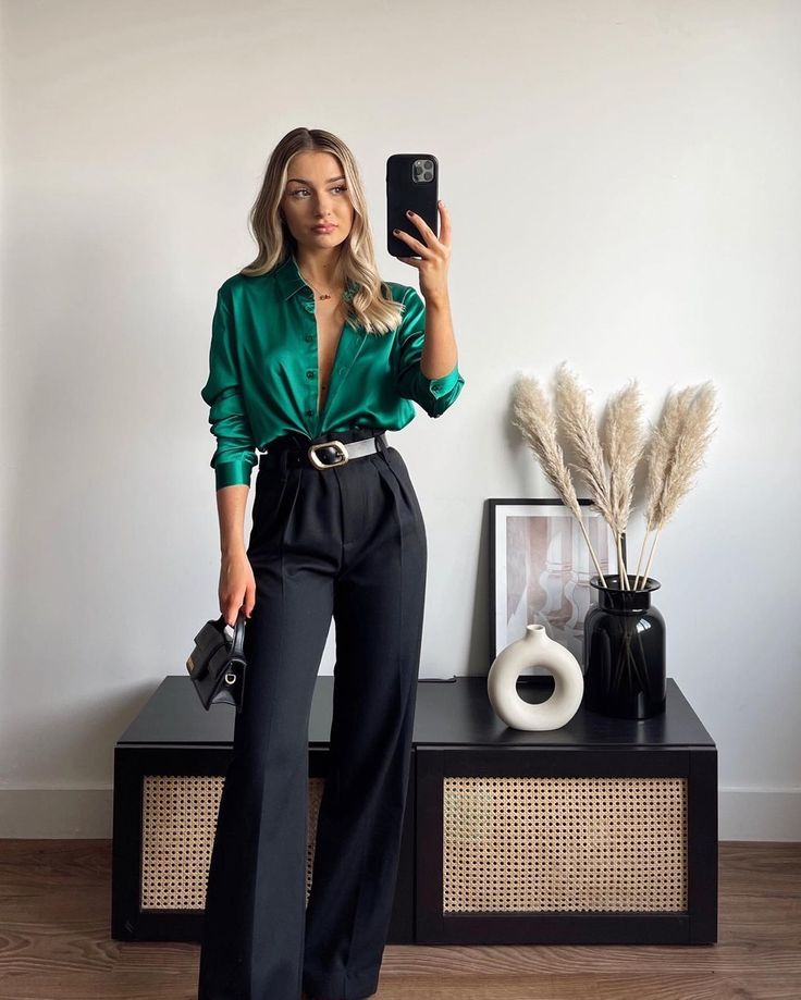 Fashionista Office Outfits, Elegantes Party Outfit, Satijnen Blouses, Office Party Outfits, Party Outfits Night, Stil Elegant, Classy Work Outfits, Stil Inspiration, Stylish Work Outfits