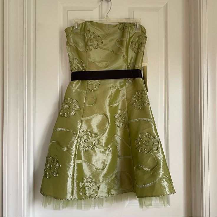 Nwt Vintage Green Strapless Dress By Jessica Mcclintock. Beautifully Designed. Zip Up In Back With Two Layers. Removable/Adjustable Black Tie. Originally $198 - Length: 30" Bust: 15" Emerald Green Puffy Short Dress, 90210 Prom Dresses, Vintage Prom Dresses 90s Homecoming, Year 2000 Fancy Dress, Vintage Homecoming Dresses Short, Holiday Wedding Strapless Mini Dress, Green A-line Strapless Evening Dress, Fitted Green A-line Strapless Dress, Green Fitted Strapless Dress For Prom