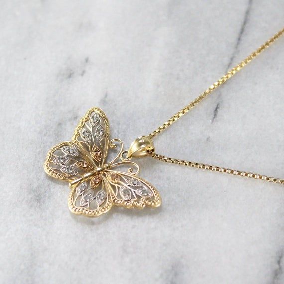 Gold Butterfly Necklace Butterfly Necklace Aesthetic, Gold Butterfly Necklace, Butterfly Necklace Gold, Pretty Jewelry Necklaces, Jewelry Accessories Ideas, Girly Accessories, Classy Jewelry, Fancy Jewellery, Jewelry Lookbook