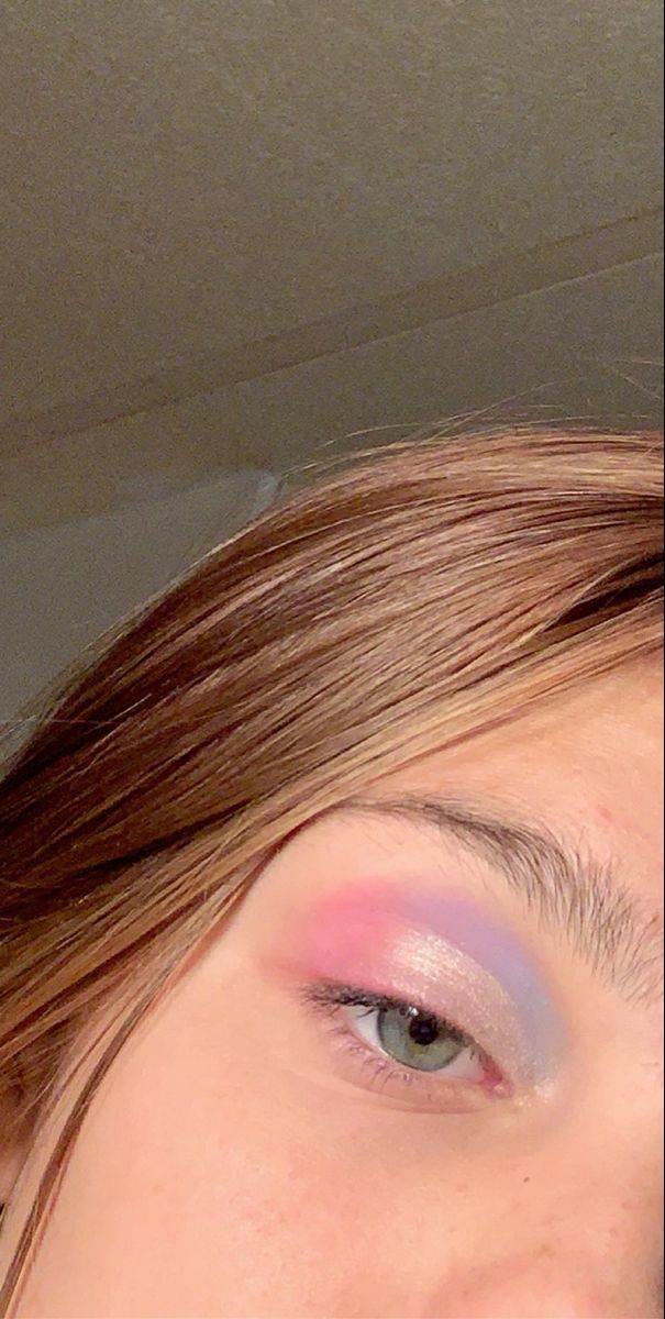 Light Blue And Pink Eyeshadow Looks, Pretty Simple Eye Makeup, Pastel Pink And Blue Eyeshadow, Lover Eyeshadow Looks, Purple Pink Blue Eyeshadow, Pink Eye Makeup For Blue Eyes, Blue Pink And Purple Makeup, Pink Purple Blue Eye Makeup, Blue Pink Makeup Look