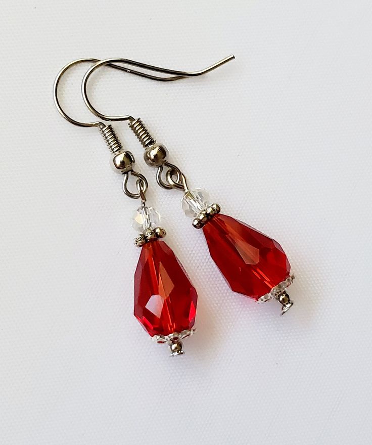 Small teardrop faceted beads with a clear accent bead. Simple and fun! Xmas Jewelry, Christmas Jewelry Diy, Beadwork Necklace, Valentines Earrings, Holiday Earrings, Holiday Earring, Earrings Dainty, Earrings Red, Wire Crafts