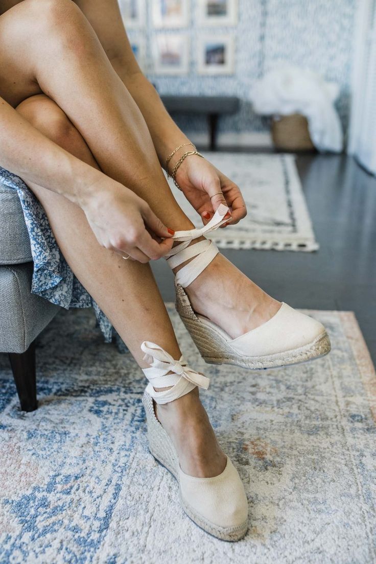 Espadrilles for summer are a must have but there's a right and wrong way to tie them! Wait until you see this tip for tying your espadrille wedges for summer. #elevatedeverydaytips How To Wear Espadrilles Wedges Outfit, Espadrille Wedge Outfit, Espadrille Wedges Outfit, How To Wear Espadrilles, Wedge Outfit, Espadrilles Outfit, Tie Up Espadrilles, Best Summer Shoes, Wedges Outfit