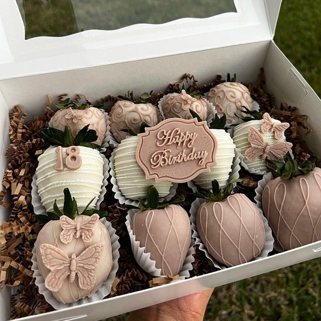 a box filled with lots of chocolate covered strawberries