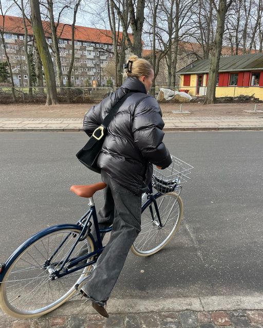 Katarina Krebs on Instagram: "❤️❤️❤️" Hoodie Jacket Outfit, Puffer Outfit, Scandi Fashion, Puffer Jacket Style, Clean Fashion, Oversized Hoodies, Unique Jackets, Upgrade Your Wardrobe, Chunky Scarves