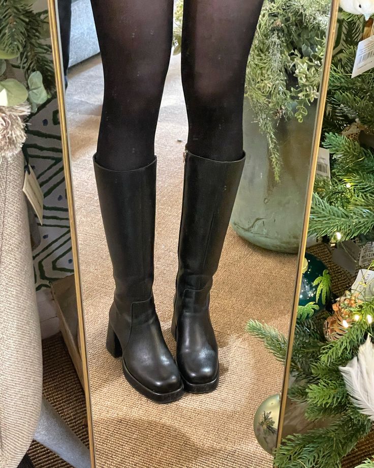 High Knee Black Boots, Knee High Boots For Women, 2 Inch Heel Boots, Black Leather Boots Aesthetic, Mary Kate Core, Cute Boots Aesthetic, Shoes Aesthetic Boots, Black Heeled Boots Outfit, Vintage Boots Outfit