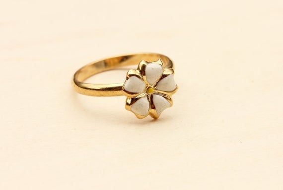 This is a really pretty vintage ring from about the 60s. It has never been worn. The flower is about 11mm wide. This ring is a size 7 only.The ring is 14K Gold Plated with enamel.--Shop Policies--Please be sure to read our shop policies before making your purchase. Thank you!https://www.etsy.com/shop/diamentdesigns/policy Vintage Flower Promise Ring, Vintage Wedding Enamel Ring, Vintage Gold Rings With Flower Shape, Vintage Enamel Flower Ring For Gift, Vintage Enamel Ring For Anniversary, Vintage Enamel Anniversary Ring, Vintage Flower Ring For Promise, Vintage Flower Shape Rings For Gift, Vintage Flower-shaped Ring As A Gift